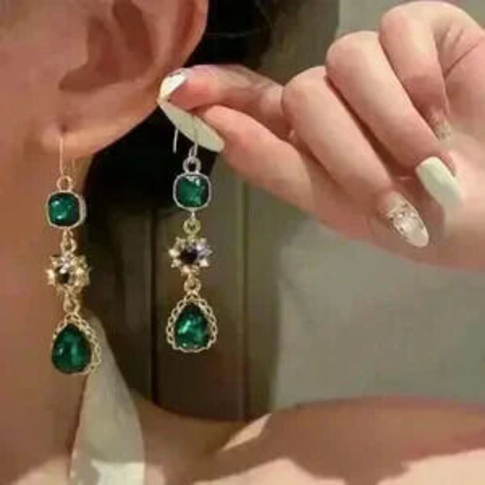 Emerald Green Dangle Earrings Minimalist - Picture 2 of 3